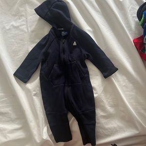 It’s a body suit for baby boy. Great condition, gear for spring or autumn season